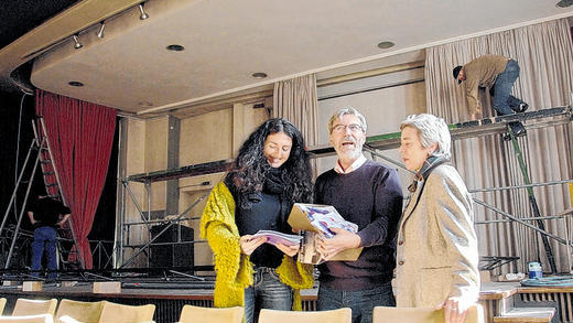 Baustelle Programmkino: Bis zur Eröffnung des Central in der Mozartschule soll alles fertig sein, verspricht Kino-Vorstandsvorsitzende Heidrun Podszus (rechts). Ornella Calvano und Antonino Pecoraro präsentieren zum Auftakt die Italienischen Filmtage.