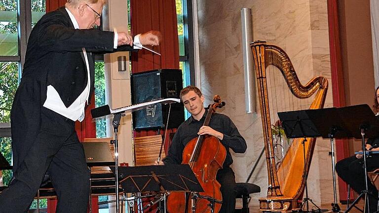 Mit Ingmar Escher am Violoncello hatte man einen Solisten, der einst Schüler an der Berufsfachschule für Musik war. Ernst Oestreicher dirigierte.