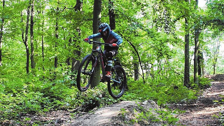 Der zehnjährige Georg meistert bereits die Sprünge auf dem Flowtrail.