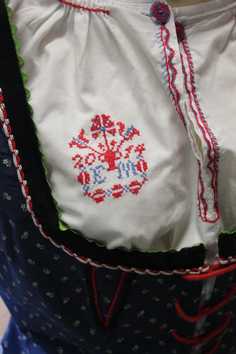 Der Lebensbaum, das Monogram der Braut und das Hochzeitsdatum wurden auf das Frauenhemd (Bluse) gestickt.