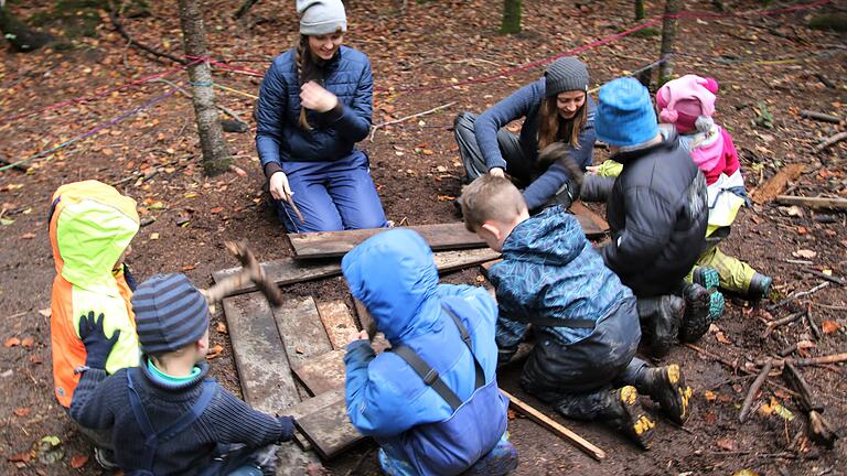 Auf alten Brettern herumzuhämmern, macht den Kleinen im Waldkindergarten riesig Spaß. Auch ihre Erzieherin Laura Hettrich und Leiterin Anne Däbel (von links) arbeiten gerne an der frischen Luft.