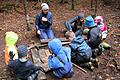 Auf alten Brettern herumzuhämmern, macht den Kleinen im Waldkindergarten riesig Spaß. Auch ihre Erzieherin Laura Hettrich und Leiterin Anne Däbel (von links) arbeiten gerne an der frischen Luft.