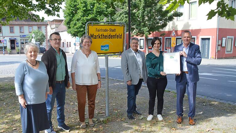 Freude bei der Steuerungsgruppe der Stadt Marktheidenfeld über die Rezertifizierung als Fairtrade-Stadt (von links): Gudrun Henning-Senftleben, Stadtrat Joachim Hörnig, Christina Schlembach, Stadtrat Wolfgang Hörnig, Natalie Pfab und Bürgermeister Thomas Stamm.