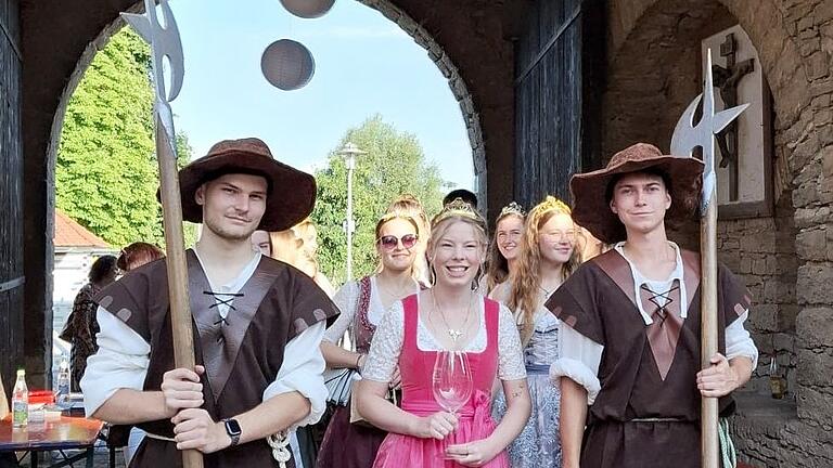 Die Landsknechte Finn Markert und Nico Rhein begleiteten Sulzfelds Weinprinzessin Katharina Walter auf dem Weg zu ihrer Premiere der Weinfesteröffnung.