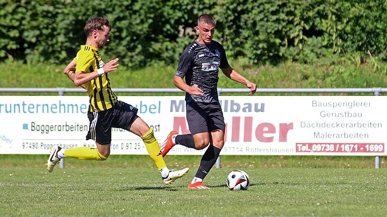 Duell zwischen Hambachs Stürmer Denis Frolov (rechts) und Poppenhausens Co-Spielertrainer Marius Heinze