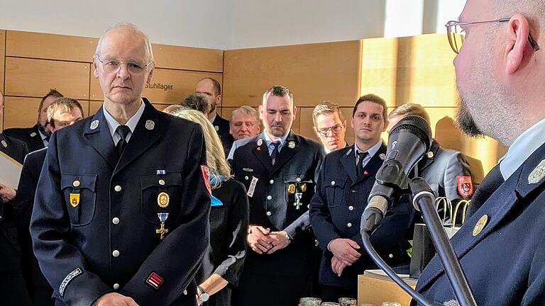 Neujahrsempfang Bad Bocklet - Feuerwehrmann Roland Zwirlein (links) wurde von Kommandant Christian Tews (FFW Winkels) für seinen 50-jährigen Dienst in der Freiwilligen Feuerwehr gewürdigt. Neujahrsempfang Bad Bocklet - Feuerwehrmann Roland Zwirlein (links) wurde von Kommandant Christian Tews (FFW Winkels) für seinen 50-jährigen Dienst in der Freiwilligen Feuerwehr gewürdigt.