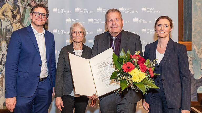 Der Ehrenbrief ging an Robert Menschick (Hockey- und Tennis Club Würzburg, Zweiter von rechts). Der Ehrenbrief ging an Robert Menschick (Hockey- und Tennis Club Würzburg, Zweiter von rechts).