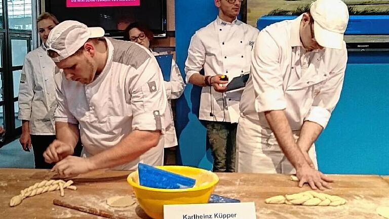 Der Karbacher Alexander Wiertzema (links) schafft es beim Wettbewerb &bdquo;Bayerns schnellster Bäcker&ldquo; des Landesinnungsverbandes auf Platz drei. Möglichst schnell musste er Teigzöpfchen in Brezen- oder Eidechsen-Form zusammenlegen.Foto: I. Geißler