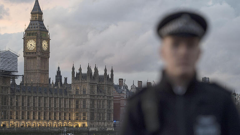 Schüsse nahe britischem Parlament       -  Im Zentrum von London rast ein Autofahrer in Fußgänger, attackiert einen Polizisten mit einem Messer. Der Attentäter soll laut Scotland Yard vom «internationalen Terrorismus inspiriert» gewesen sein.