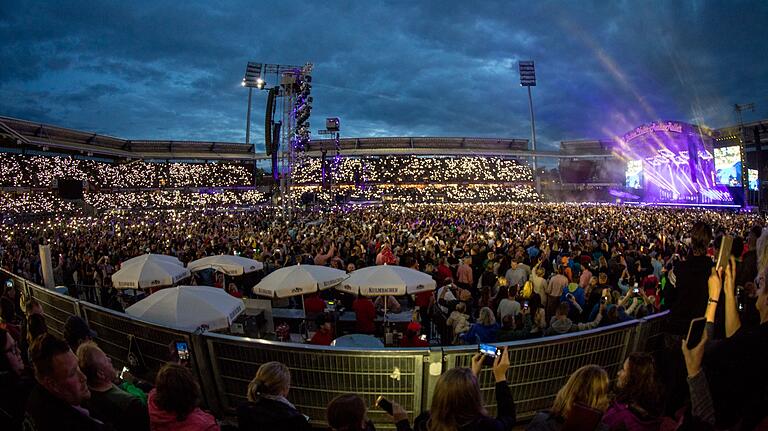 Amoi seg' ma uns wieder: Lichtermeer im Nürnberger Stadion bei Andreas Gabaliers Zugabe.