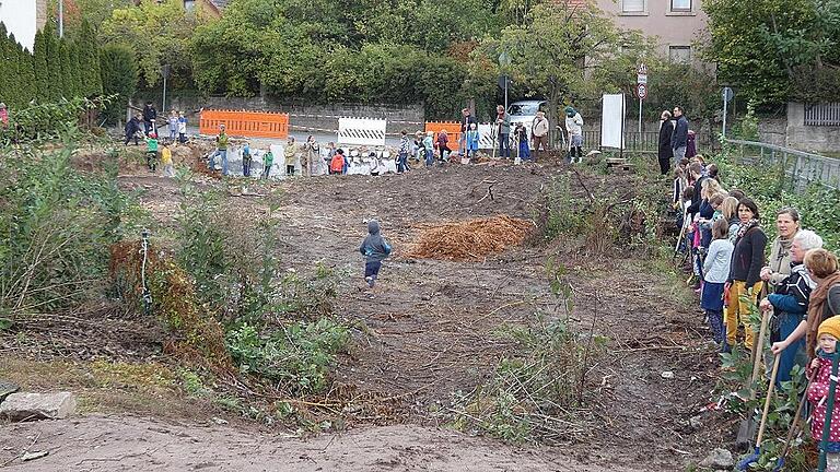 Rund um das Baugrundstück des neuen Gebäudes der Haßfurter Waldorfschule griffen Schüler und Eltern zum Spaten.