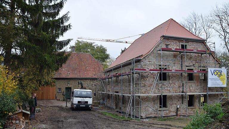 Das Anwesen des ehemaligen Forsthauses an der Meininger Straße in Werneck wird von den Besitzern Nicole Kuhn und Bastian Neder wieder instand gesetzt.