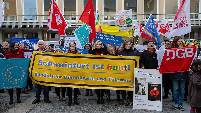 Flagge zeigen für Demokratie und Toleranz: Die Bündnispartner von 'Schweinfurt ist bunt' kamen anlässlich des zehnten Geburtstages im Rathausinnenhof zusammen.