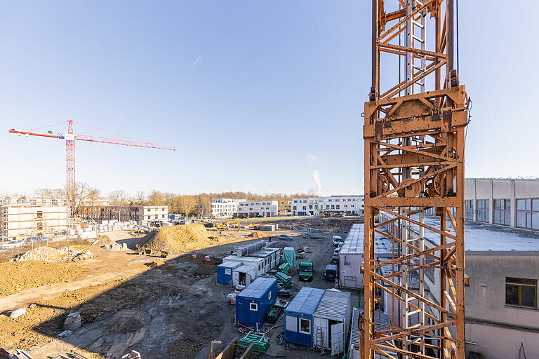 Blick über das Baustellenareal bei HUB 27+. Rechts zu sehen ist das Gebäude 14, der ehemalige Hangar. In diesem Gebäude entsteht in Zukunft eine Dreifach-Sporthalle, sowie Räumlichkeiten für kulturelle und soziale Nutzung. Des Weiteren ist noch eine Grundschule als Anbau angedacht.