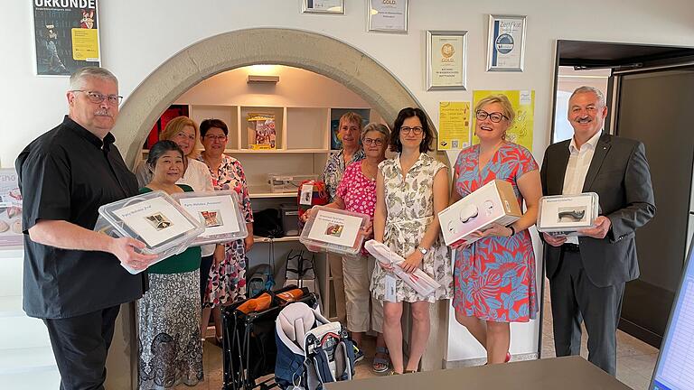 Auf dem Foto (von links): Diakon Werner Trenkamp, die Büchereimitarbeiterinnen Akiko Degering, Sabine Schelbert, Gabi Bischof, Martina Sprenger, Thea Kunzmann, Corina Kölln (Leiterin Bücherei), Dr. Claudia Maria Pecher (Leiterin der Landesfachstelle für Büchereien und Bildung) sowie Bürgermeister Roland Schmitt gaben den Startschuss und eröffneten gemeinsam die neue „Bibliothek der Dinge“.