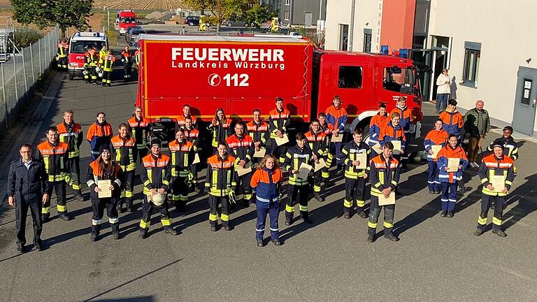 Das Foto zeigt (von links) Lehrgangsleiter Kreisbrandmeister Jürgen Fuß mit den erfolgreichen Lehrgangsteilnehmerinnen und Lehrgangsteilnehmern. Das Foto zeigt (von links) Lehrgangsleiter Kreisbrandmeister Jürgen Fuß mit den erfolgreichen Lehrgangsteilnehmerinnen und Lehrgangsteilnehmern.