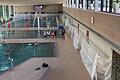 Die Schwimmhalle des Nautilands mit Absperrungen. An der hinteren Stirnseite waren Anfang April großflächig Fliesen runtergekommen.&nbsp;