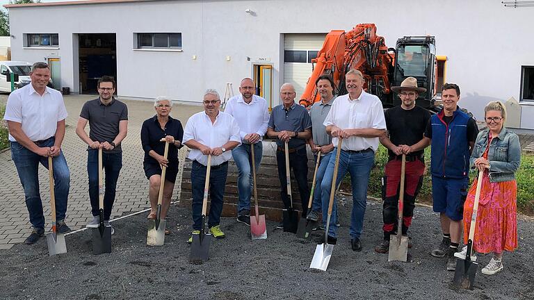 Spatenstich für die neuen Schulungsräume der SHK Schweinfurt zum Thema Wärmepumpen mit (von links) Florian Kreß (Vorstandsmitglied SHK), Frederic Diem (Fa. Raab Karcher), Zweiter Bürgermeisterin Sorya Lippert, Josef Bock (Geschäftsstellenleiter SHK), Stefan Köppe (stellvertretender Geschäftsstellenleiter SHK), Berthold Sterzinger (Ehrenobermeister der SHK), Ralf Schneider (Vorstandsmitglied SHK), Heinz Schuchbauer (Obermeister SHK), Philipp Kirchner, Michael Bock (Newo-Bau) und Antonia Riedlmeier (Juniorchefin Newo-Bau). Spatenstich für die neuen Schulungsräume der SHK Schweinfurt zum Thema Wärmepumpen mit (von links) Florian Kreß (Vorstandsmitglied SHK), Frederic Diem (Fa. Raab Karcher), Zweiter Bürgermeisterin Sorya Lippert, Josef Bock (Geschäftsstellenleiter SHK), Stefan Köppe (stellvertretender Geschäftsstellenleiter SHK), Berthold Sterzinger (Ehrenobermeister der SHK), Ralf Schneider (Vorstandsmitglied SHK), Heinz Schuchbauer (Obermeister SHK), Philipp Kirchner, Michael Bock (Newo-Bau) und Antonia Riedlmeier (Juniorchefin Newo-Bau).