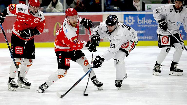 Haßfurts Jakub Sramek (Zweiter von links, ganz links Teamkollege Michael Stach) kann in dieser Szene den Puck trotz starker Behinderung von Trostbergs Petr Dvorak weiterpassen. Sramek gelangen beim 4:3-Erfolg insgesamt drei Treffer und ein Assist. Haßfurts Jakub Sramek (Zweiter von links, ganz links Teamkollege Michael Stach) kann in dieser Szene den Puck trotz starker Behinderung von Trostbergs Petr Dvorak weiterpassen. Sramek gelangen beim 4:3-Erfolg insgesamt drei Treffer und ein Assist.