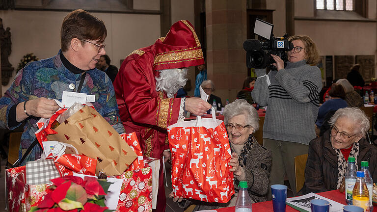 Weihnachtsessen St. Egidio       -  Würzburg, Marienkapelle 25.12.2023, Weihnachtsessen St. Egidio, 

Nikolaus mit Geschenken