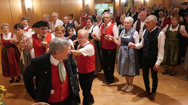 Tanzleiter Heinz Prappacher (vorne) führte wieder die Eröffnungs-Polonaise an.