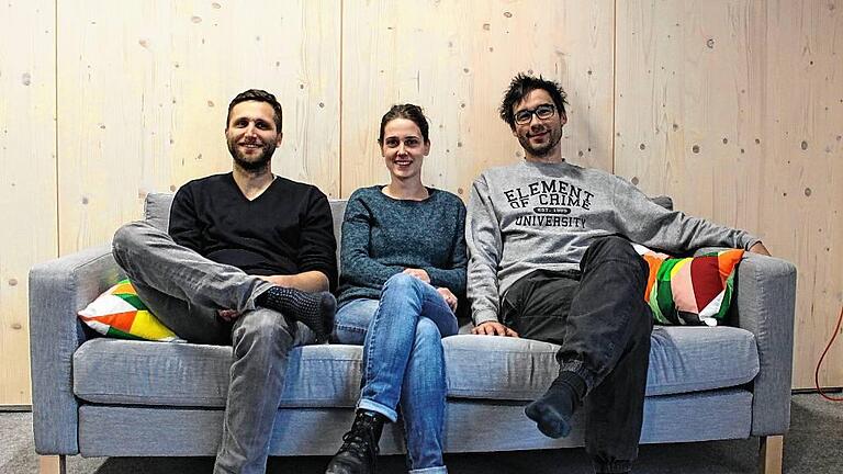 Architekturbüro in Burgsinn eröffnet - Vorvergangenen Freitag haben die Landschaftsarchitekten Sebastian Schneider (links) und Romy Engel (Mitte) ihr Architekturbüro Toponeo in der Fellener Straße 9 in Burgsinn eröffnet. Mit dabei waren laut einer Pressemitteilung Familie, Freunde und Kollegen sowie die Sinngrund-Bürgermeister. Saßen Schneider und Engel anfangs noch an Biertischen, geht es jetzt etwas professioneller – und sichtlich gemütlicher – zu. Neugierige Passanten, die sich nach einem Blick durch die großen Schaufenster hineintrauen, erfahren dann, dass es sich um ein Planungsbüro für Landschaft und Gestaltung handelt. Das Büro hat seit September zudem das Management für die Sinngrundallianz übernommen. Begonnen hat die Zusammenarbeit im vergangenen Jahr mit der Erarbeitung eines Parkkonzepts für Burgsinn. Unterstützt werden die zwei Planer von Landschaftsarchitekt Claus Engel, der auch einen Abschluss als Master in Bühnenbild und szenischer Raum besitzt. Im bürointernen Veranstaltungsraum sind auch kulturelle Veranstaltungen, etwa Kino und Konzerte, geplant. Foto: Toponeo Architekturbüro in Burgsinn eröffnet - Vorvergangenen Freitag haben die Landschaftsarchitekten Sebastian Schneider (links) und Romy Engel (Mitte) ihr Architekturbüro Toponeo in der Fellener Straße 9 in Burgsinn eröffnet. Mit dabei waren laut einer Pressemitteilung Familie, Freunde und Kollegen sowie die Sinngrund-Bürgermeister. Saßen Schneider und Engel anfangs noch an Biertischen, geht es jetzt etwas professioneller – und sichtlich gemütlicher – zu. Neugierige Passanten, die sich nach einem Blick durch die großen Schaufenster hineintrauen, erfahren dann, dass es sich um ein Planungsbüro für Landschaft und Gestaltung handelt. Das Büro hat seit September zudem das Management für die Sinngrundallianz übernommen. Begonnen hat die Zusammenarbeit im vergangenen Jahr mit der Erarbeitung eines Parkkonzepts für Burgsinn. Unterstützt werden die zwei Planer von Landschaftsarchitekt Claus Engel, der auch einen Abschluss als Master in Bühnenbild und szenischer Raum besitzt. Im bürointernen Veranstaltungsraum sind auch kulturelle Veranstaltungen, etwa Kino und Konzerte, geplant. Foto: Toponeo
