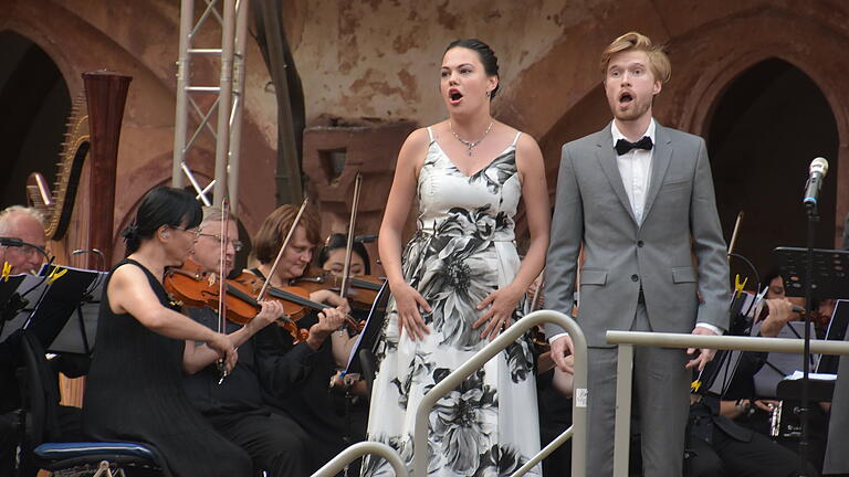 Sopranistin&nbsp;Irina Bogdanova und Tenor Noah Schaul traten mit dem Kurpfälzischen Kammerorchester bei der Kreuzgangserenade auf.