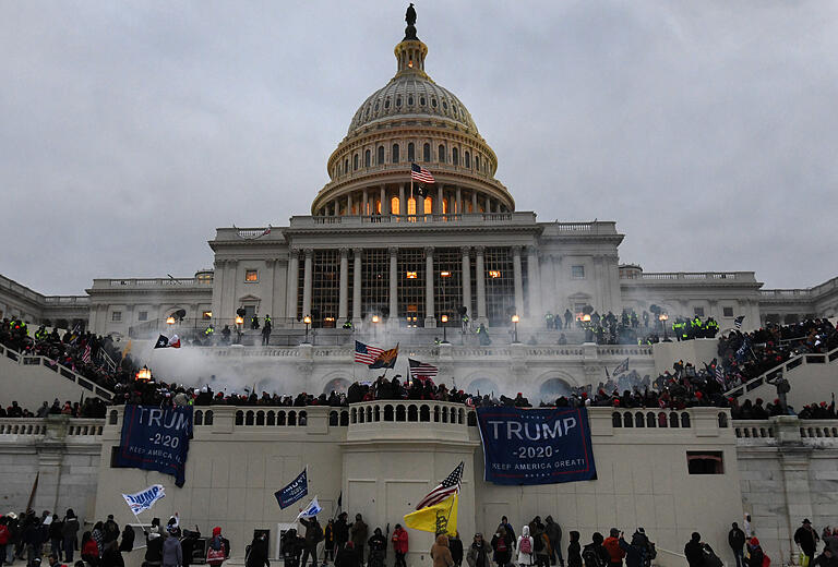 Unterstützer von US-Präsident Trump stürmten am 6. Januar das Kapitolsgebäude, wo die Abgeordneten den Sieg des gewählten Präsidenten Biden für die Präsidentschaftswahlen im November bestätigen sollten.