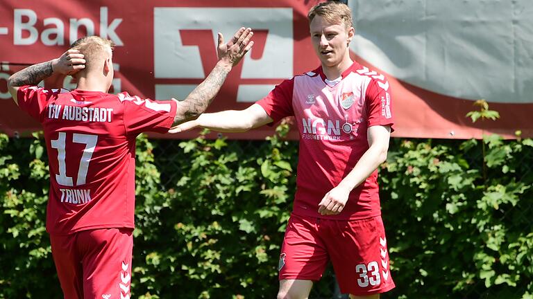 Joshua Endres (rechts) erzielte beim 5:3 zum Saisonabschluss gegen die SpVgg Hankofen-Hailing seine Tore 16 und 17 für den TSV Aubstadt (links Jens Trunk).