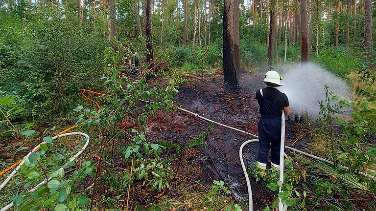 Die Feuerwehr im Einsatz bei einem Waldbrand am 2. August 2022 in Mainbernheim. Die Feuerwehr im Einsatz bei einem Waldbrand am 2. August 2022 in Mainbernheim.
