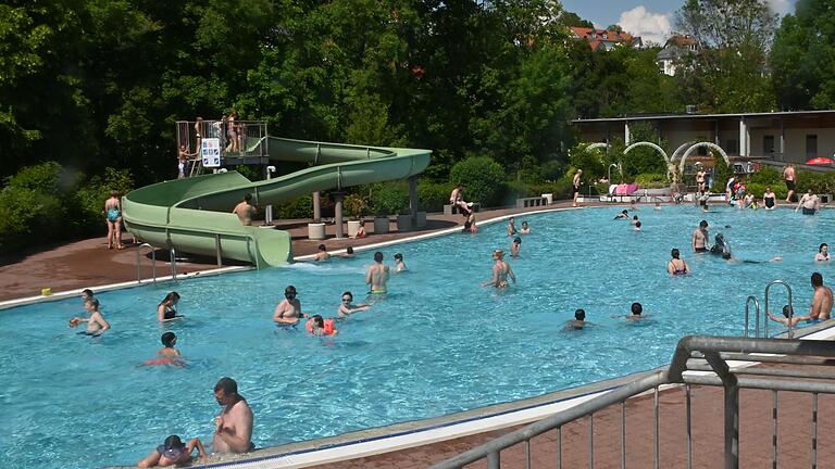 Hochsaison im Ochsenfurter Maininselbad: Die sommerlichen Temperaturen locken viele Menschen für eine Abkühlung ins Freibad.