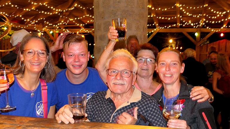 Auch Ehrenvorsitzender Horst Lübke (Mitte), der zusammen mit seinem damaligen Stellvertreter Helmut Kess das Tivoli-Fest im Jahr 1986 ins Leben gerufen hat, feierte in fröhlicher Runde.