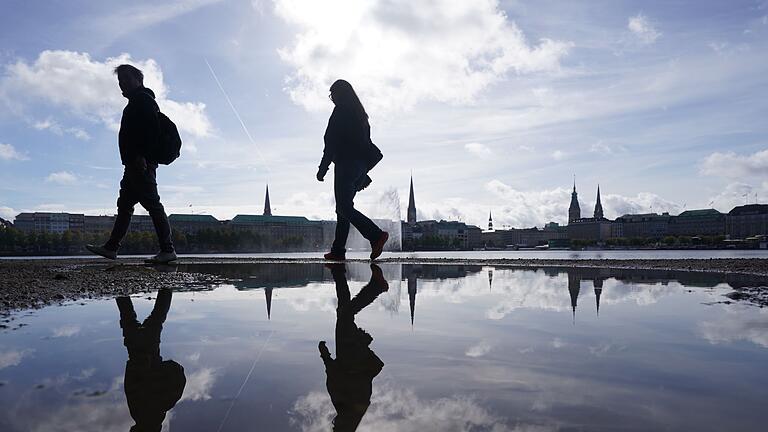 Spaziergang an der Alster       -  Spaziergänge können bei Rückenschmerzen Abhilfe schaffen.