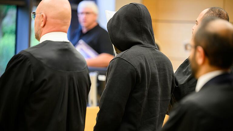 Der Angeklagte im Prozess um die tödlichen Messerstiche vor Stift Haug in Würzburg kommt frei. Das Gericht hat den Haftbefehl aufgehoben, gegen den 23-Jährigen besteht kein dringender Tatverdacht mehr.&nbsp;