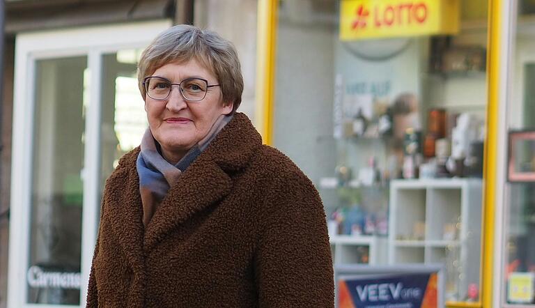 Bianca Lechner informiert sich für ihre Wahlentscheidung in Zeitung und Fernsehen. Bianca Lechner informiert sich für ihre Wahlentscheidung in Zeitung und Fernsehen. 