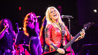Lita Ford rockt das Publikum mit den Songs 'Kiss me deadly' und 'Cherry Bomb'. Begeistertes Publikum bei 'Rock meets Classic' am Sonntag 13.04.25 in der tectake Arena in Würzburg.