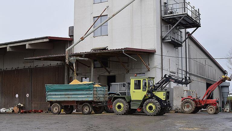 Das aufgequollene Soja wurde über ein Gebläse auf einen Hänger transportiert und zur Biogasanlage gefahren. Foto Silvia Eidel