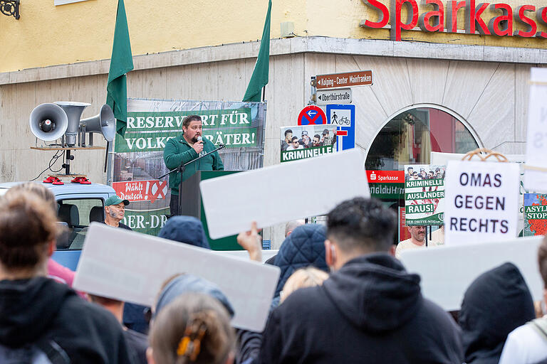 Mitglieder der Kleinstpartei 'Der III. Weg' demonstrierten am vergangenen Samstag in Würzburg.&nbsp; Der Auftritt sorgt nun bundesweit für Empörung.