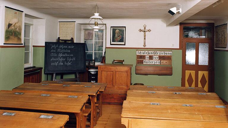 Das Schulmuseum zeigt auch einen Einblick in die Erziehung während der Kaiserzeit. Nachgebildet ist hier ein Klassenzimmer aus der Zeit um 1910.&nbsp;