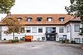 Der Schafhof in Obertheres: Seit März wohnen Geflüchtete in dem ehemaligen Gasthof. Die Gemeinde hatte beschlossen, gerichtlich dagegen vorzugehen. Nun hat sie die Klage jedoch zurückgezogen.