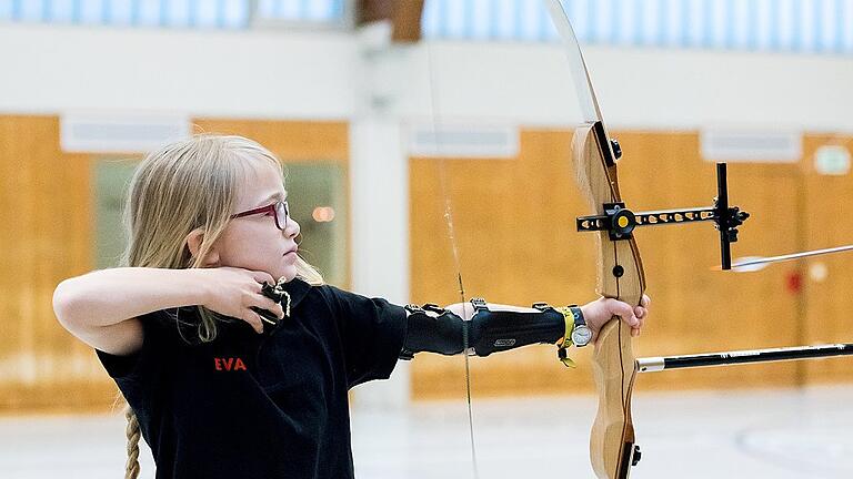 Bogenschie§en Bocksbeutelturnier 2019 - Eva Rotschedl hat schon mit neun Jahren den Bogen fest im Griff. Bogenschie§en Bocksbeutelturnier 2019 - Eva Rotschedl hat schon mit neun Jahren den Bogen fest im Griff.