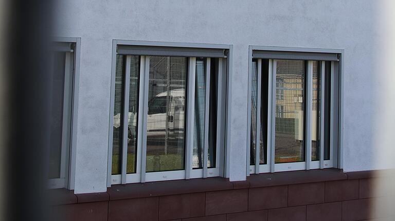 Erste gelungene Flucht aus der Forensik in Lohr - Mit senkrechten Stäben aus Manganstahl gesichert sind die schmalen Fenster der Gebäude in der Forensik. Den Flüchtenden gelang es, einen dieser Stäbe zu entfernen. Erste gelungene Flucht aus der Forensik in Lohr - Mit senkrechten Stäben aus Manganstahl gesichert sind die schmalen Fenster der Gebäude in der Forensik. Den Flüchtenden gelang es, einen dieser Stäbe zu entfernen.