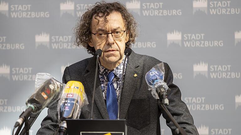 Dr. Michael Schwab, Chefarzt der Geriatrischen Reha-Klinik im Bürgerspital Würzburg, bei einer Pressekonferenz am 27. März 2020 im Rathaus. Dr. Michael Schwab, Chefarzt der Geriatrischen Reha-Klinik im Bürgerspital Würzburg, bei einer Pressekonferenz am 27. März 2020 im Rathaus.