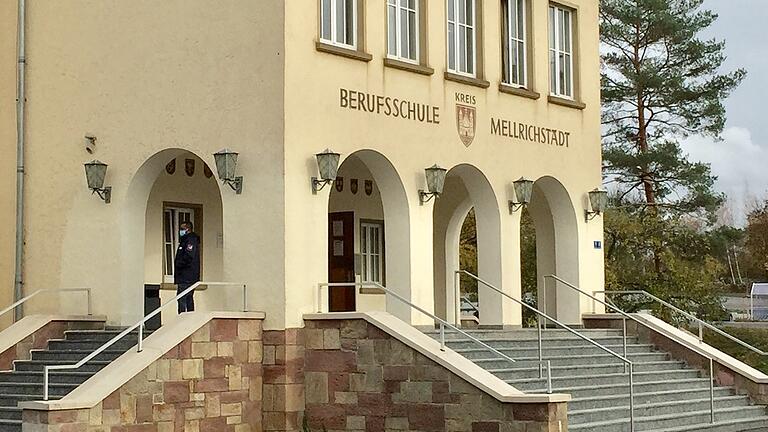 Die Gemeinschaftsunterkunft Mellrichstadt steht seit Samstag unter Quarantäne. Ein Sicherheitsdienst sorgt dafür, dass die Bewohner das Gelände nicht verlassen. Die Gemeinschaftsunterkunft Mellrichstadt steht seit Samstag unter Quarantäne. Ein Sicherheitsdienst sorgt dafür, dass die Bewohner das Gelände nicht verlassen.