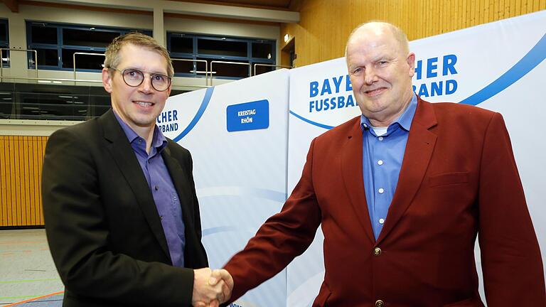 Weiter an der Spitze im Fußballkreis Rhön steht Rainer Lochmüller (rechts). Es gratuliert Bezirksvorsitzender Jürgen Pfau. Foto: BFV - Weiter an der Spitze im Fußballkreis Rhön steht Rainer Lochmüller (rechts). Es gratuliert Bezirksvorsitzender Jürgen Pfau. Foto: BFV Weiter an der Spitze im Fußballkreis Rhön steht Rainer Lochmüller (rechts). Es gratuliert Bezirksvorsitzender Jürgen Pfau. Foto: BFV - Weiter an der Spitze im Fußballkreis Rhön steht Rainer Lochmüller (rechts). Es gratuliert Bezirksvorsitzender Jürgen Pfau. Foto: BFV