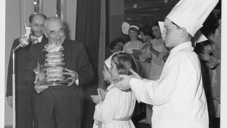 Auch die Belegschaft drückte ihrem Arbeitgeber ihre Hochachtung aus. Hier überreicht ein kleines Engelchen 1959 den Inhabern 'himmlische Geschenke'. Auch die Belegschaft drückte ihrem Arbeitgeber ihre Hochachtung aus. Hier überreicht ein kleines Engelchen 1959 den Inhabern 'himmlische Geschenke'.