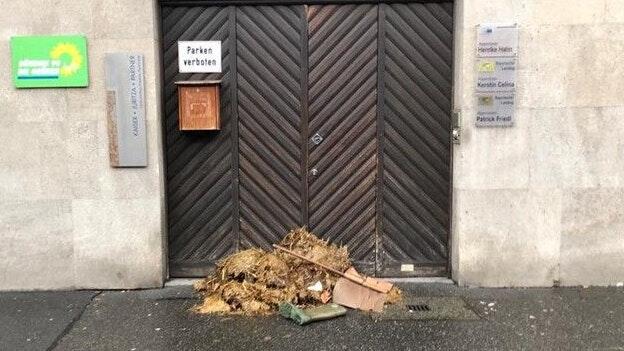 Lieferant bisher unbekannt: Misthaufen vor dem Büro der Grünen in der Würzburger Textorstraße. Lieferant bisher unbekannt: Misthaufen vor dem Büro der Grünen in der Würzburger Textorstraße.
