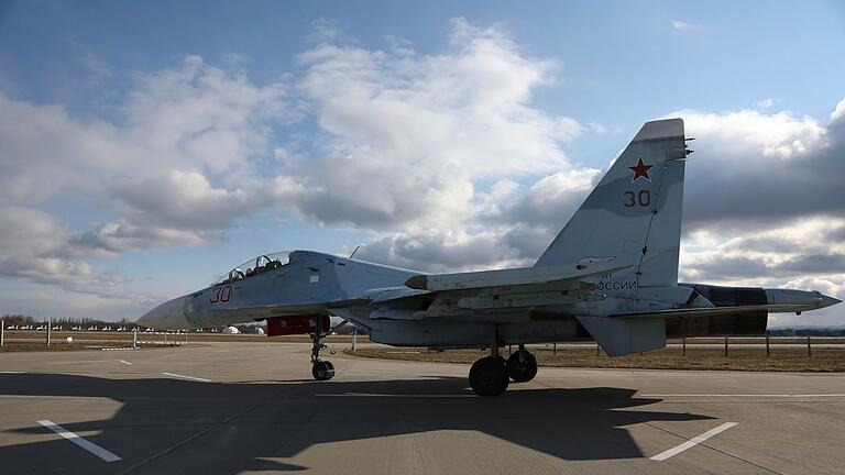 Russisches Kampfflugzeug       -  Die Ukraine nimmt für sich den Abschuss eines russischen Kampfjets über dem Schwarzen Meer in Anspruch. (Archivbild)