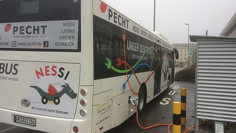 Der neue Nessi-Elektrobus an der Stromtankstelle in der Siemensstraße in Bad Neustadt – wo er eigentlich nur nachts zum Aufladen für den nächsten Tag stehen sollte. Der neue Nessi-Elektrobus an der Stromtankstelle in der Siemensstraße in Bad Neustadt – wo er eigentlich nur nachts zum Aufladen für den nächsten Tag stehen sollte.