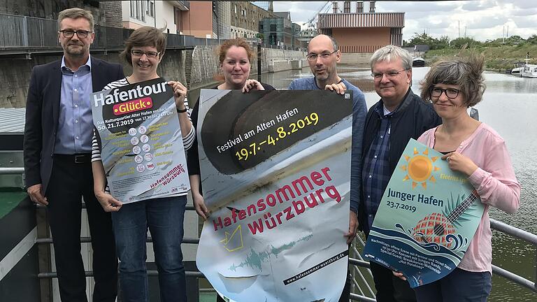 Laden ein zum Würzburger Hafensommer vom 19. Juli bis 4. August (von links): Achim Könneke, Antje Molz, Kathrin Jacobs, Ralf Duggen, Lutz Engelhardt und Franziska Fröhlich. Laden ein zum Würzburger Hafensommer vom 19. Juli bis 4. August (von links): Achim Könneke, Antje Molz, Kathrin Jacobs, Ralf Duggen, Lutz Engelhardt und Franziska Fröhlich.